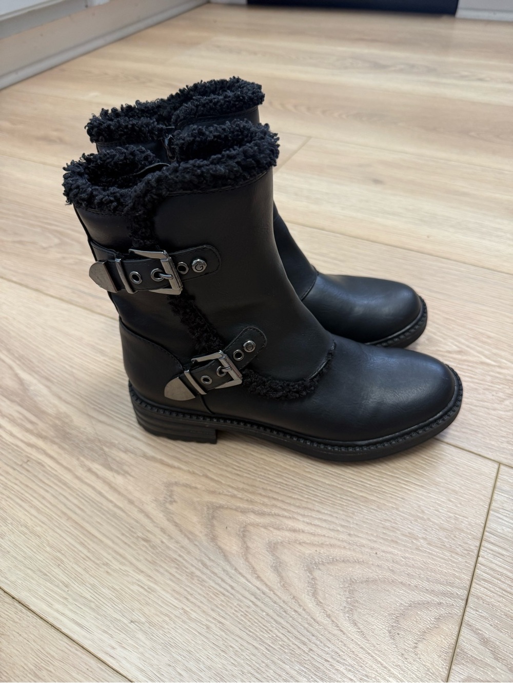 GBG Los Angeles Black Faux-Fur Trim Moto Biker Ankle Boots Woman’s size 5.5